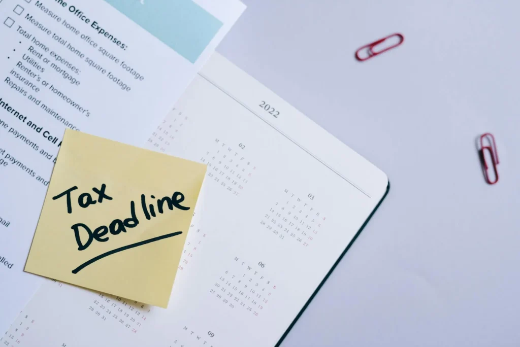 Calendar with paydays marked and a reminder note
